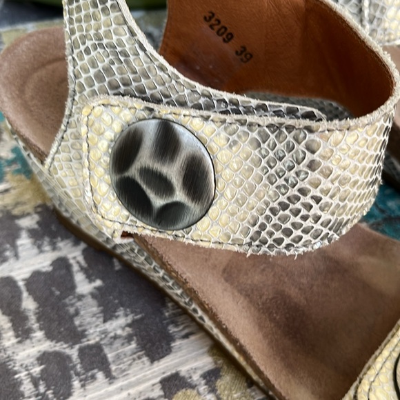 Taos carousel cream and gray woman’s size 8-8.5 wedge sandals - Picture 4 of 10